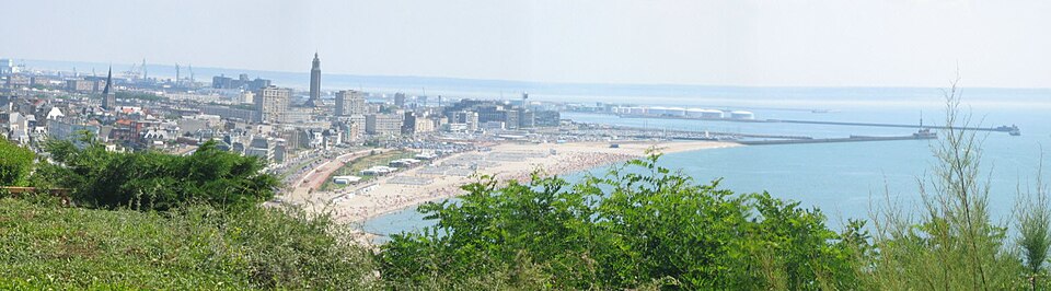Vista de la playa de El Havre y la ciudad reconstruida