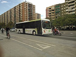 Autobús de la línea E4 de Exprés.cat en la Avenida Meridiana de Barcelona