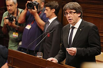 Puigdemont dirigiéndose a los diputados
