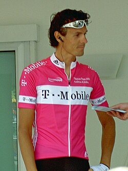 Andreas Klöden vistiendo los colores del equipo T-Mobile en 2005