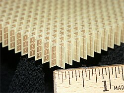 Representación conceptual de un metamaterial de índice negativo.