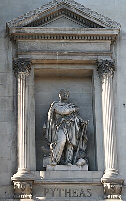 Estatua del explorador Piteas de Massilia en el exterior del Palacio de la Bolsa.