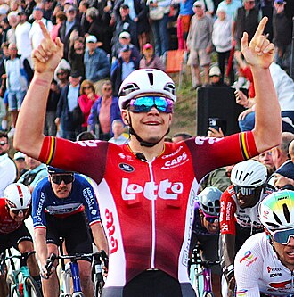 Arnaud De Lie celebrando su victoria en la Bretagne Classic 2025