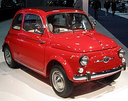 Un automóvil Fiat 500 estacionado
