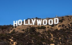 El icónico letrero de Hollywood en las colinas