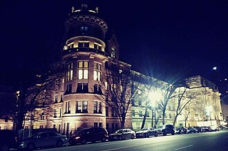 Iluminación nocturna del edificio del museo en Nueva York.