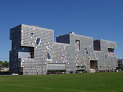 Vista del edificio Simmons Hall en el campus del MIT.