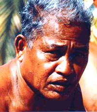 Fotografía histórica del navegante Mau Piailug de la isla Satawal.