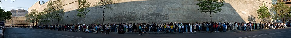 Filas de visitantes en el acceso a los museos
