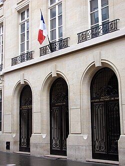 Entrada de Sciences Po en la calle Saint-Guillaume