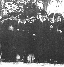 Antoni Gaudí y Eusebi Güell de visita en la Colonia Güell en 1910