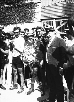 Llegada triunfal de Lucien Petit-Breton al Parque de los Príncipes en el Tour de Francia de 1908