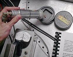 Uso en laboratorio de un contador Geiger con detector de ventana final.