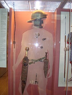Armas de un legionario, incluyendo el gladius y el pilar.