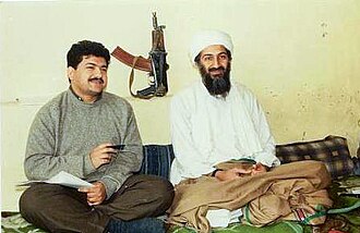 Osama bin Laden junto al periodista Hamid Mir en Kabul en 1997.