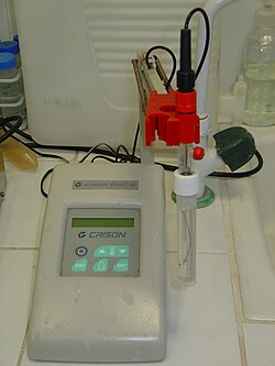 Medidor digital de pH utilizado en laboratorios.