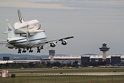 Aterrizaje del Discovery en el aeropuerto de Dulles