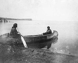 Mujeres chippewa en una canoa en el lago Leech