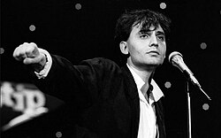Mango durante una presentación en el Festival de Sanremo en 1985