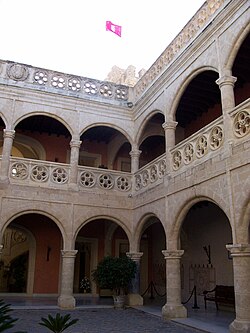Patio central del castillo de Luna