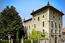 Torre Olaso y el magnolio centenario en Vergara