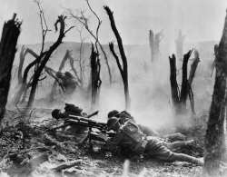 Artilleros estadounidenses operando un cañón M1917 sin apagallamas en 1918.