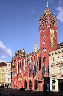 Fachada de arenisca roja del Ayuntamiento de Basilea en la Marktplatz.