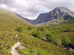 Camino hacia la CIC Hut a lo largo del Allt a' Mhuilinn