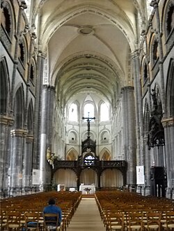 Interior de la iglesia de Saint-Pierre