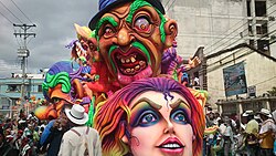 Carroza en el carnaval multicolor