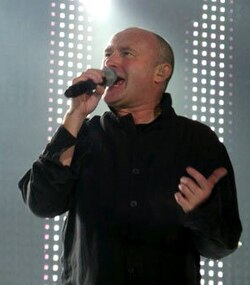 Phil Collins actuando en directo
