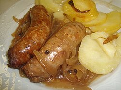 Plato de butifarra catalana con guarnición