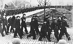Marineros alemanes marchando durante los sucesos revolucionarios