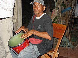 Cajero tocando la caja