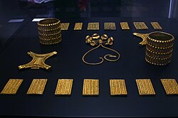 Piezas de orfebrería pertenecientes al Tesoro de El Carambolo expuestas en Sevilla