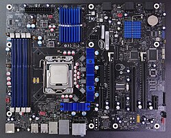 Placa base con un zócalo de procesador, mostrando componentes esenciales de hardware