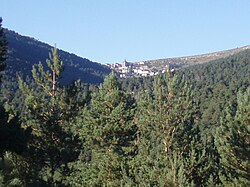 Puerto de Navacerrada observado desde el valle de Navalmedio