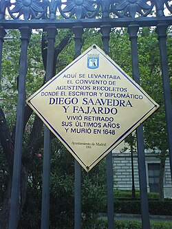 Placa conmemorativa situada en la verja de la Biblioteca Nacional de España en recuerdo del convento.