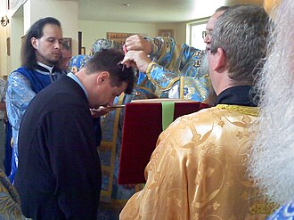 Ceremonia de tonsura clerical de un hombre ortodoxo
