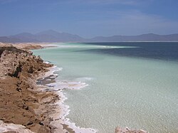 Paisaje desértico y salino del Lago Assal en Yibuti