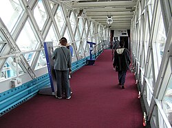 Interior de la pasarela superior adaptada como exposición