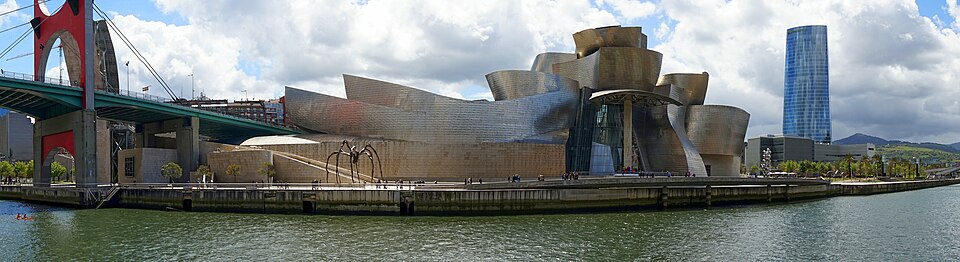 Vista panorámica del Museo Guggenheim y el puente de La Salve