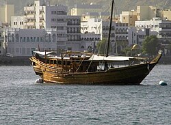 Dhow tradicional en el puerto