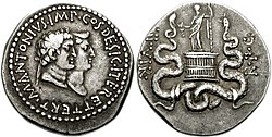 Moneda antigua con perfiles esculpidos