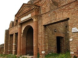 Entrada a un antiguo almacén romano en Ostia.