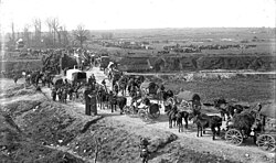 Columna de suministros y transporte militar avanzando por sectores rurales.