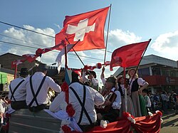 Colectividad suiza durante el desfile de inauguración de la XXXIV Fiesta Nacional del Inmigrante en Oberá