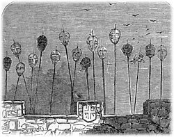 Ilustración medieval que muestra cabezas con pinchos de criminales ejecutados en una puerta.