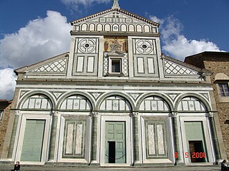Fachada principal de la Basílica de San Miniato al Monte en Florencia