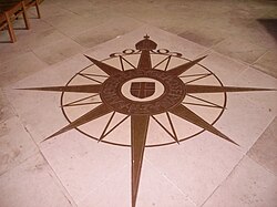 Emblema de la Comunión Anglicana en la catedral de Canterbury.